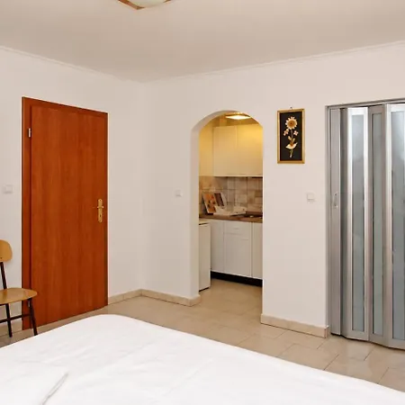 Mira Apartments Apartment