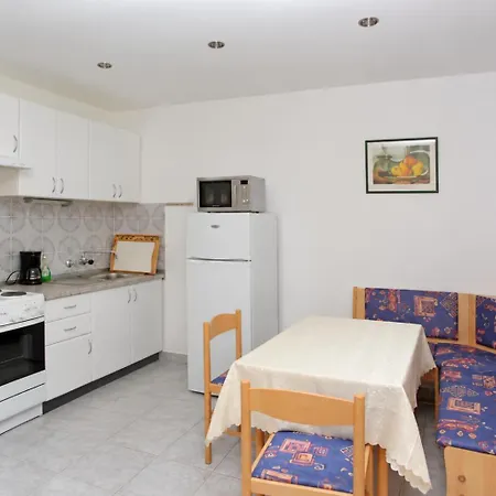 Apartment Mira Apartments Zavalatica